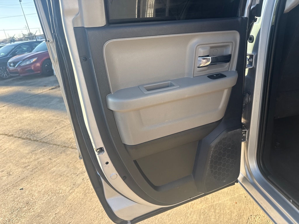 RAM 1500 2WD Quad Cab 140.5" SLT 2011