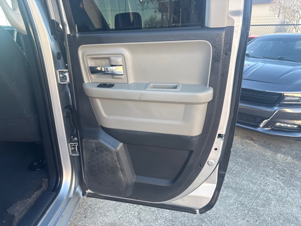 RAM 1500 2WD Quad Cab 140.5" SLT 2011