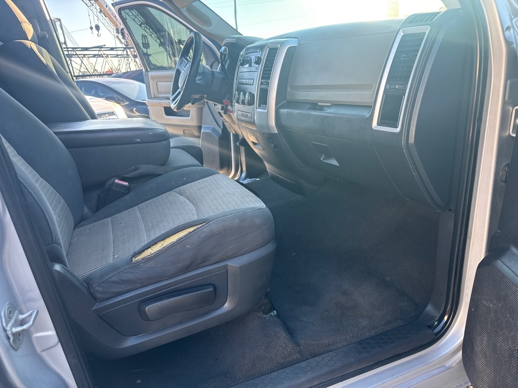 RAM 1500 2WD Quad Cab 140.5" SLT 2011