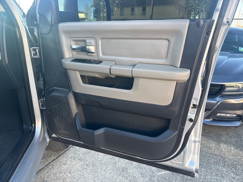 RAM 1500 2WD Quad Cab 140.5" SLT 2011