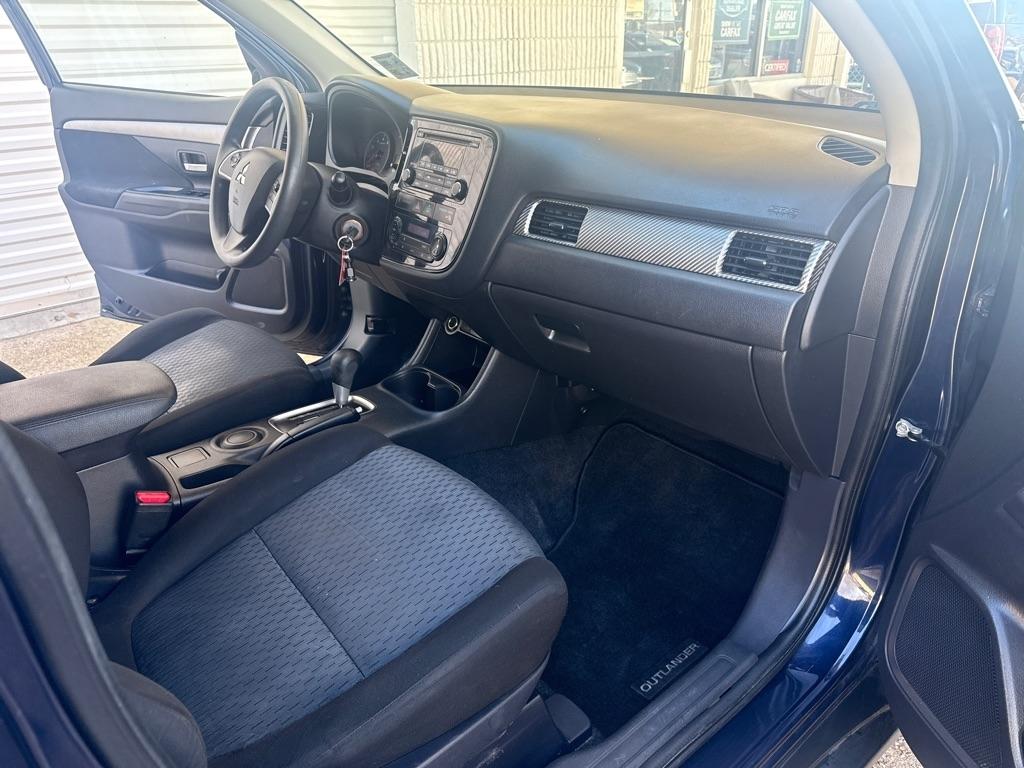 Mitsubishi Outlander 2WD 4dr ES 2014