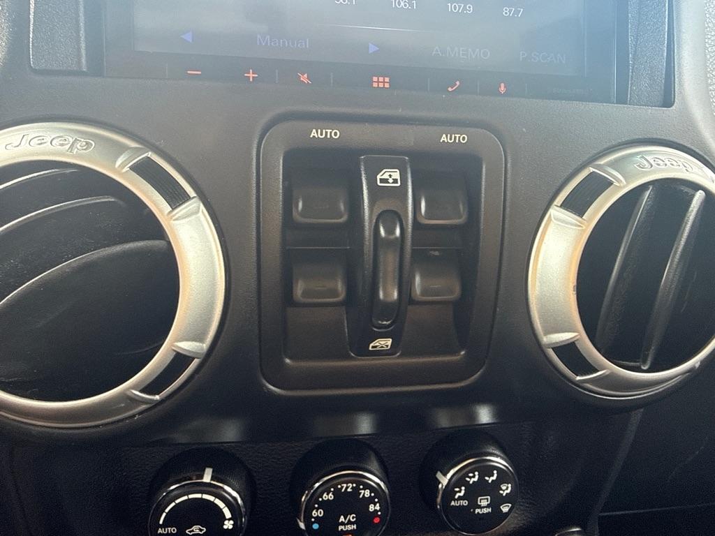 Jeep Wrangler Unlimited 4WD 4dr Sahara 2013