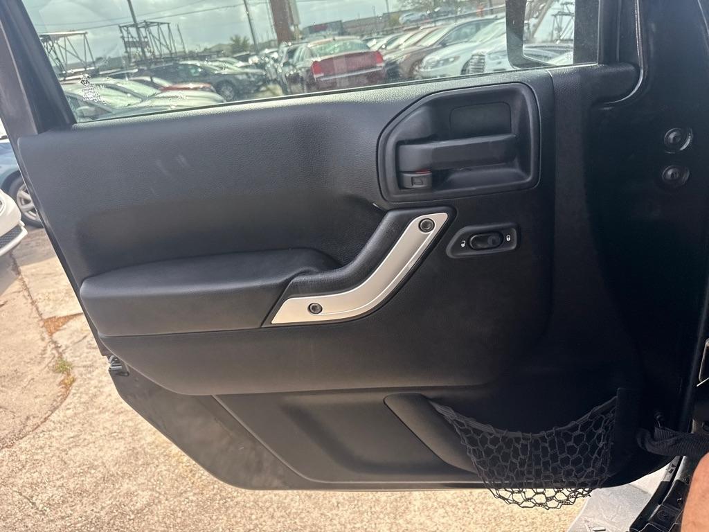 Jeep Wrangler Unlimited 4WD 4dr Sahara 2013