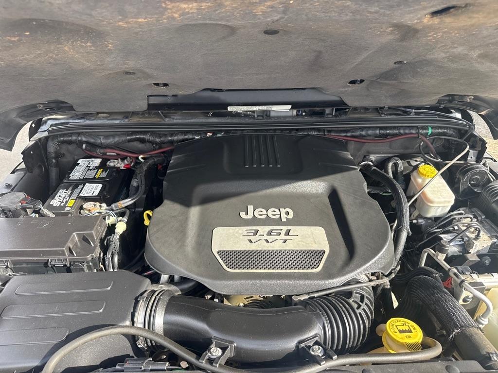 Jeep Wrangler Unlimited 4WD 4dr Sahara 2013