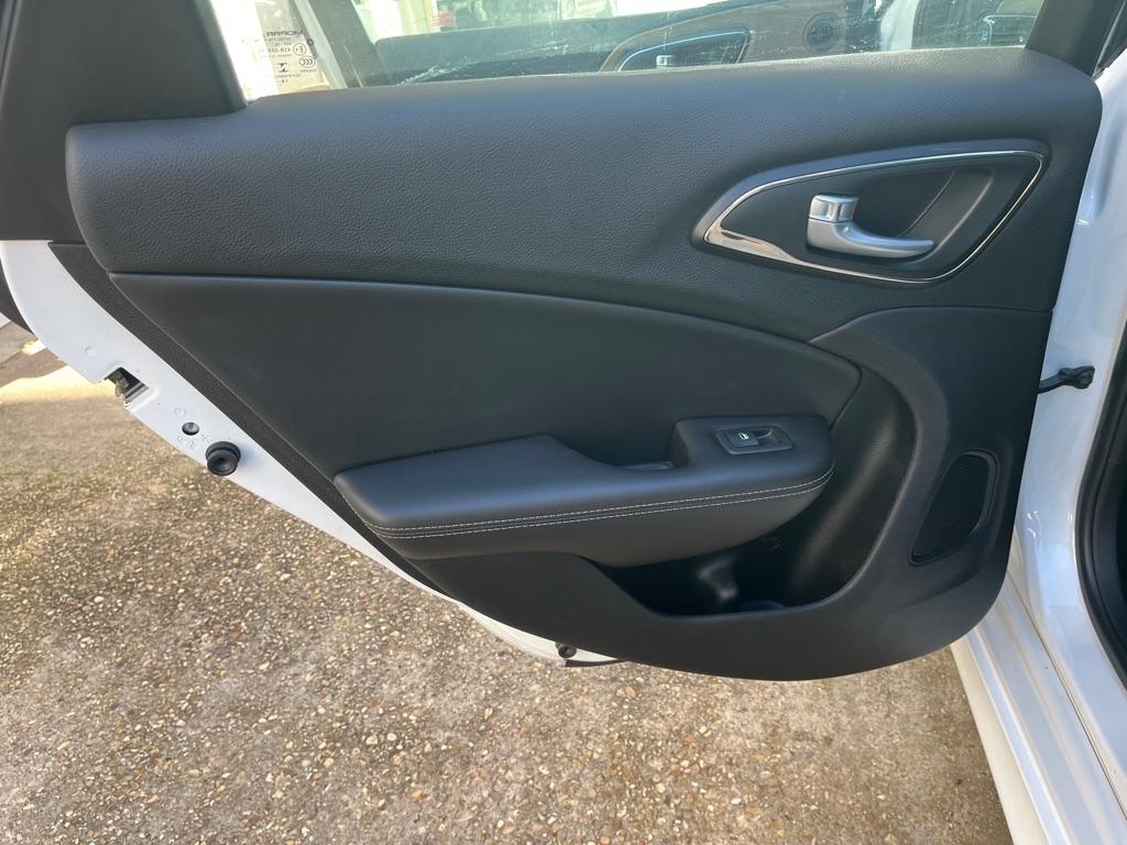 Chrysler 200 4dr Sdn C FWD 2015