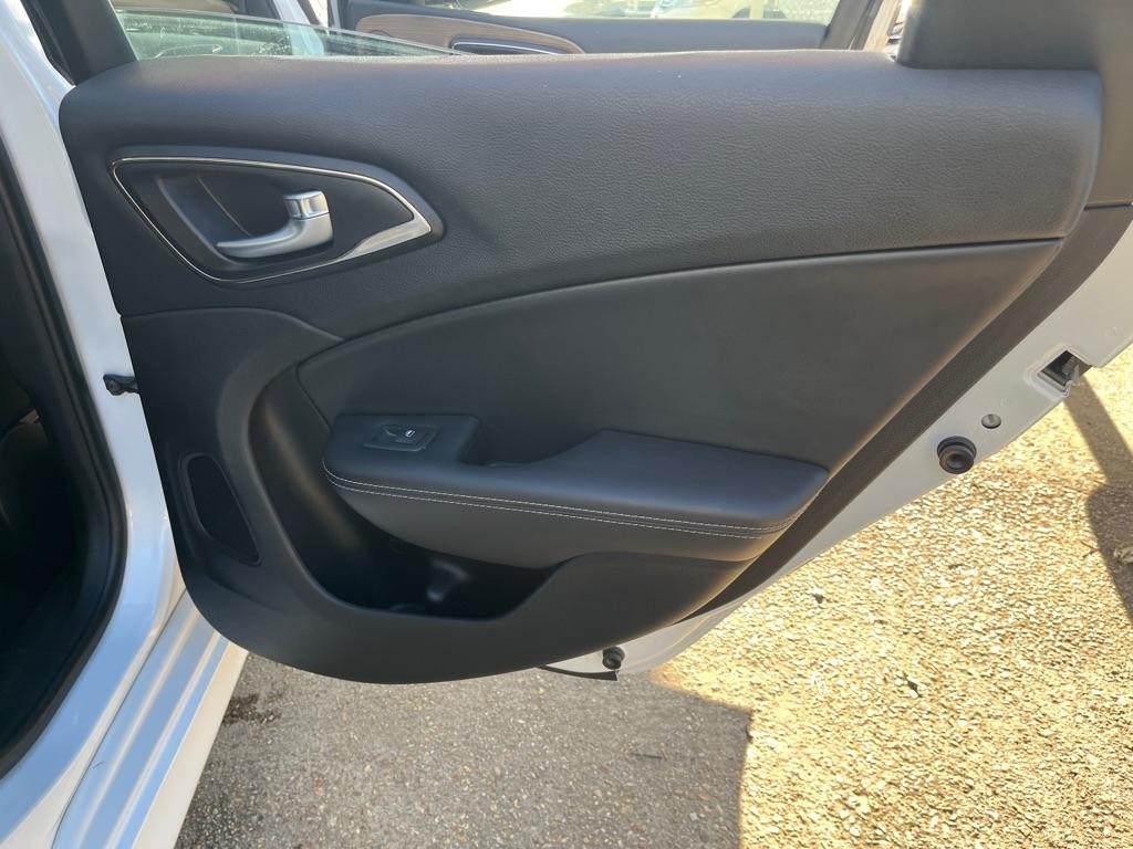 Chrysler 200 4dr Sdn C FWD 2015