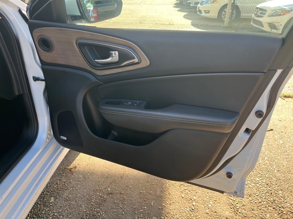 Chrysler 200 4dr Sdn C FWD 2015