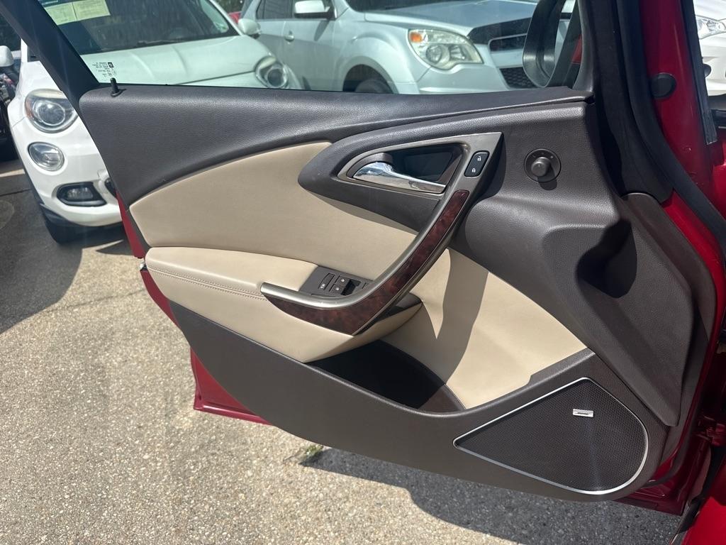 Buick Verano 4dr Sdn Leather Group 2012