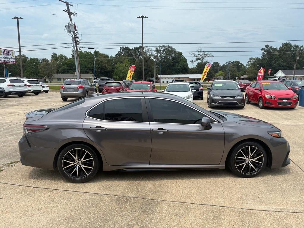 Toyota Camry SE Auto (Natl) 2021