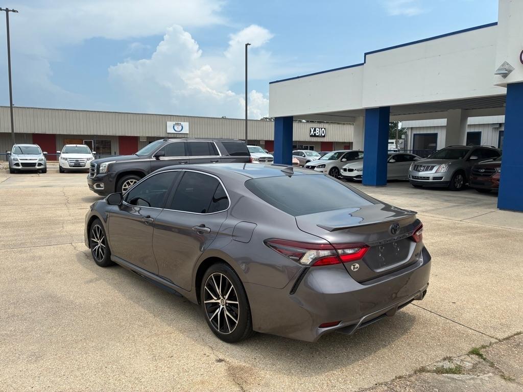 Toyota Camry SE Auto (Natl) 2021