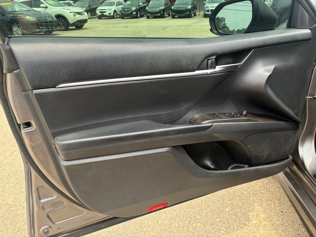 Toyota Camry SE Auto (Natl) 2021