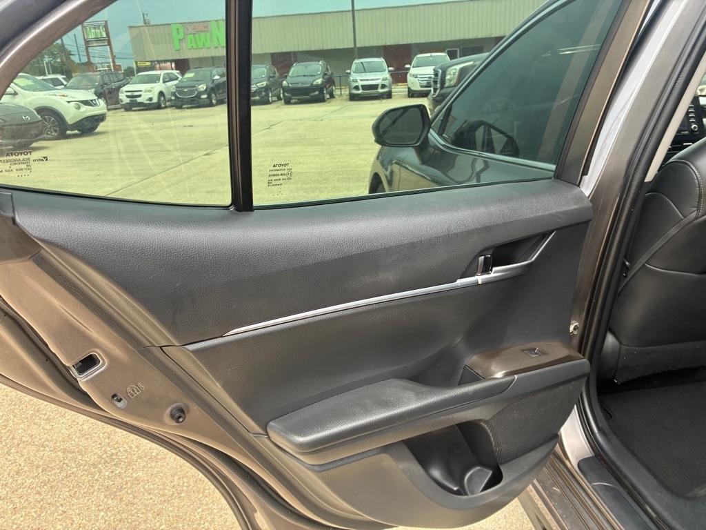 Toyota Camry SE Auto (Natl) 2021