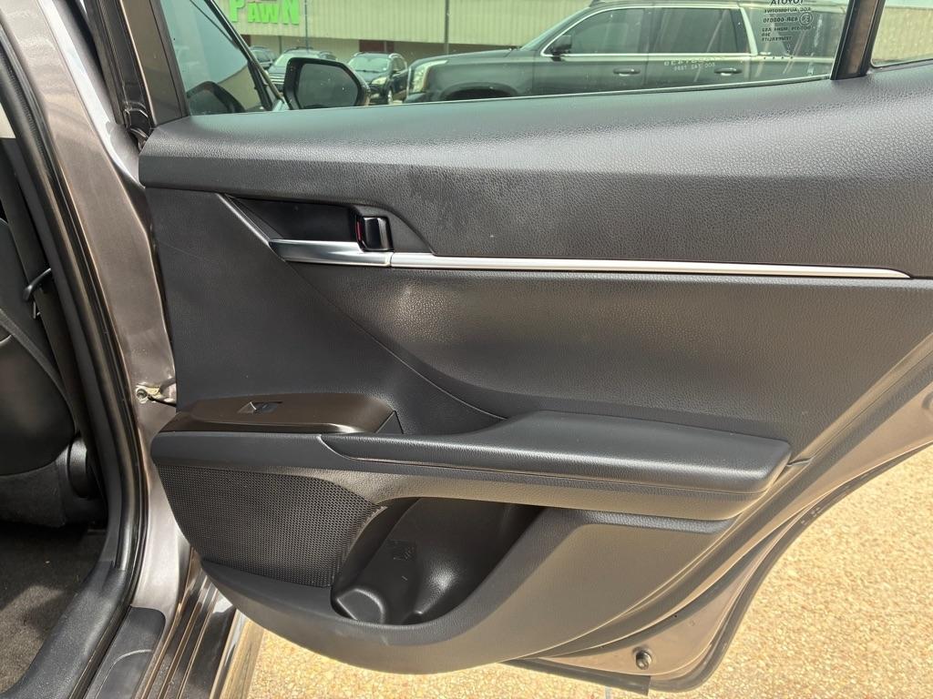 Toyota Camry SE Auto (Natl) 2021