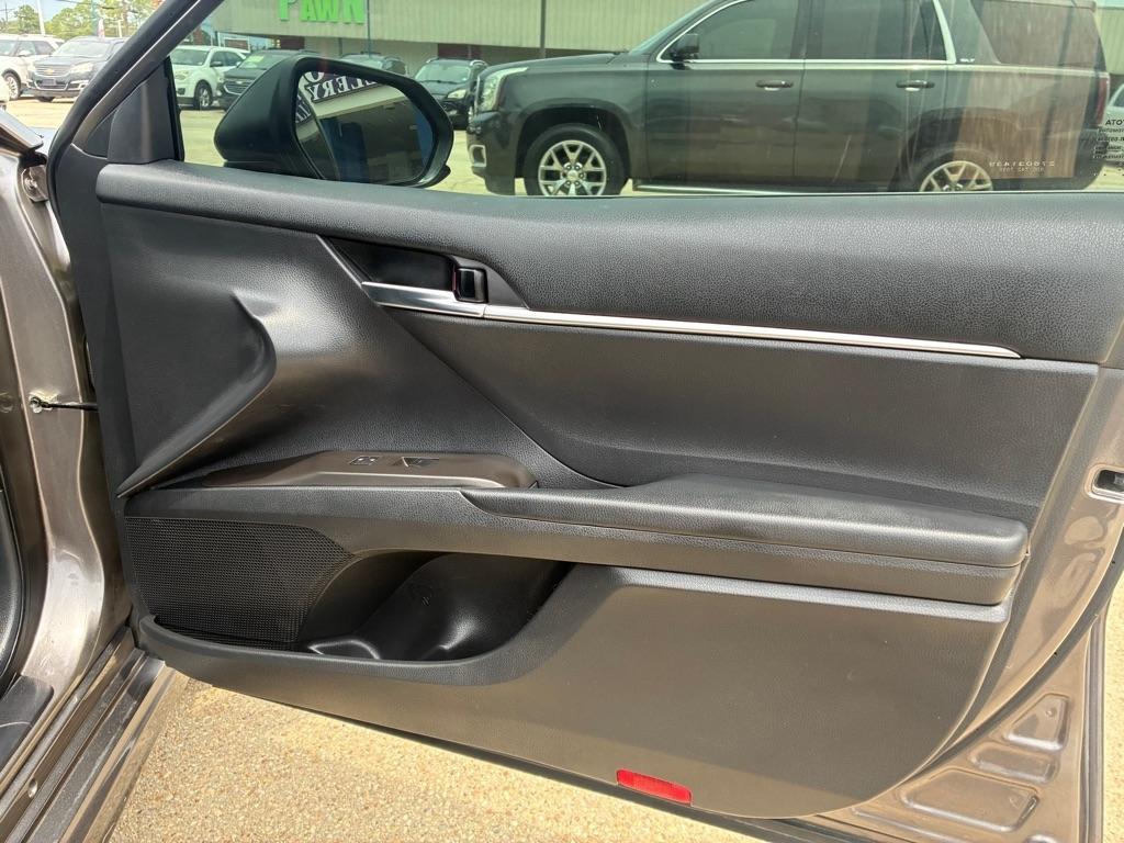 Toyota Camry SE Auto (Natl) 2021