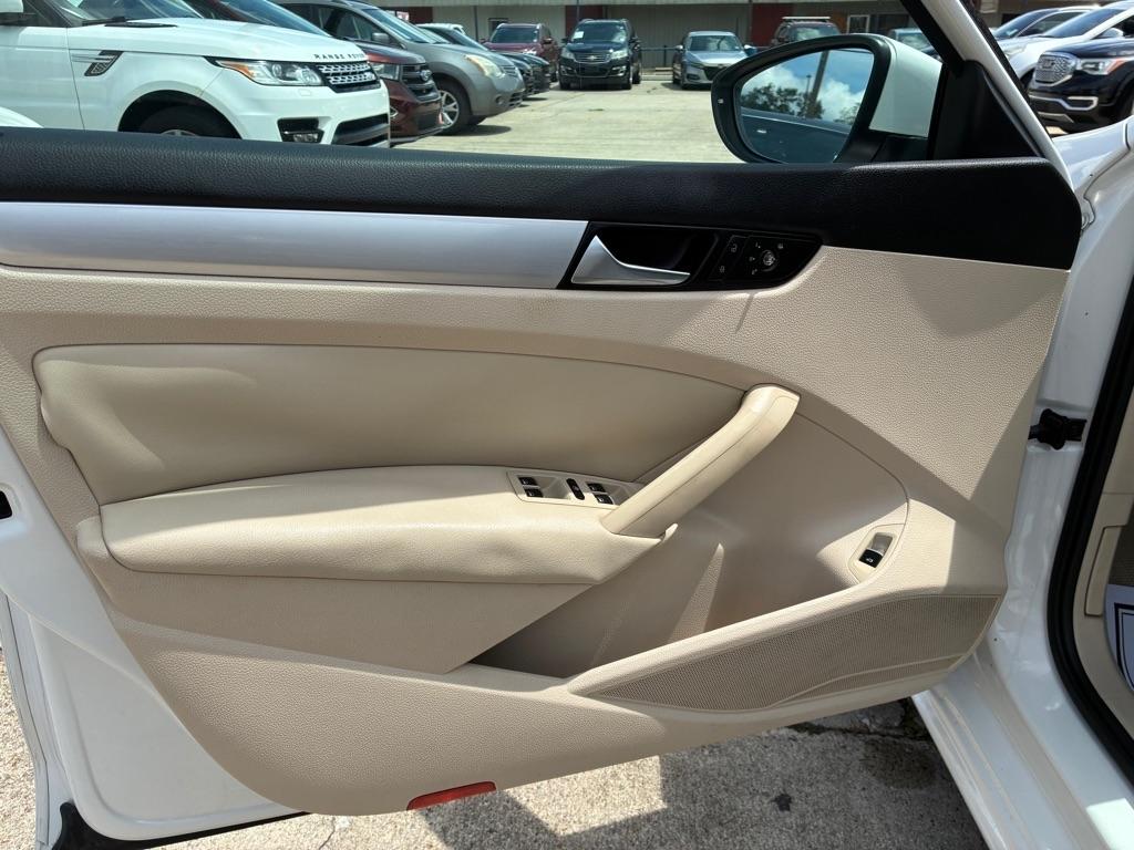 Volkswagen Passat 4dr Sdn 2.5L Auto SE 2012