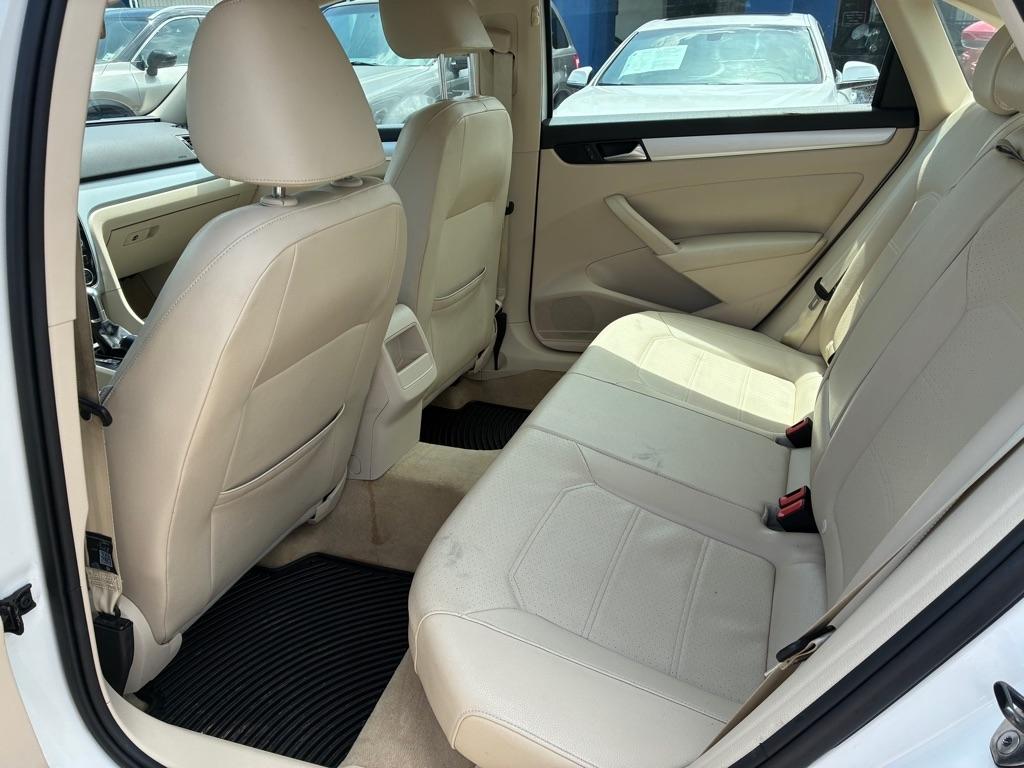 Volkswagen Passat 4dr Sdn 2.5L Auto SE 2012