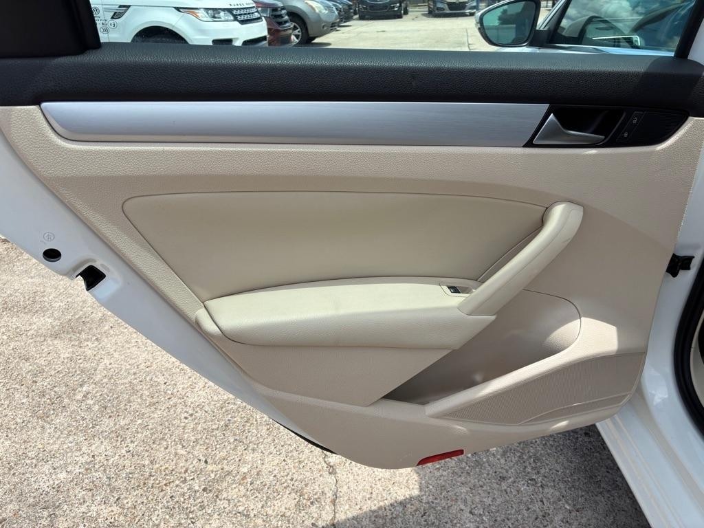 Volkswagen Passat 4dr Sdn 2.5L Auto SE 2012