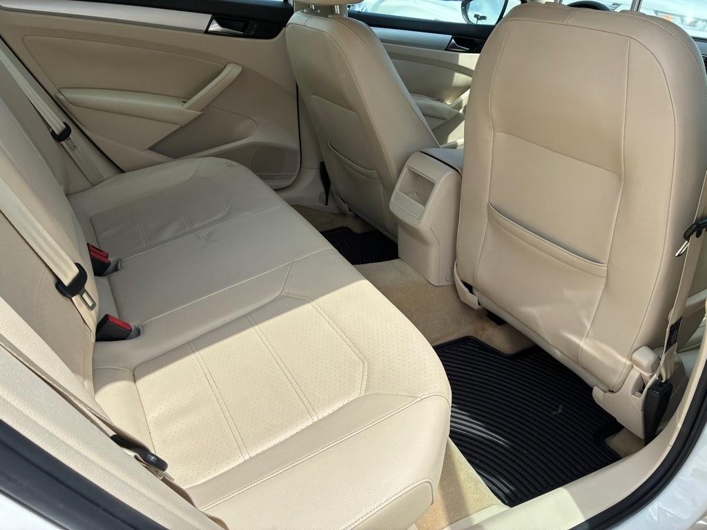 Volkswagen Passat 4dr Sdn 2.5L Auto SE 2012