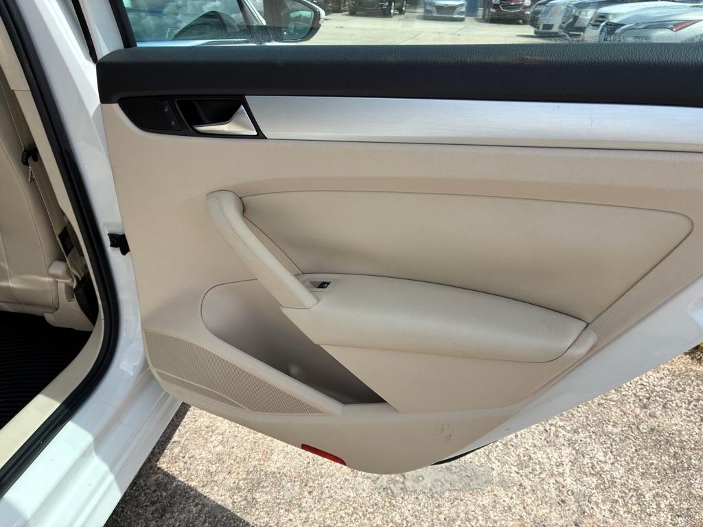 Volkswagen Passat 4dr Sdn 2.5L Auto SE 2012