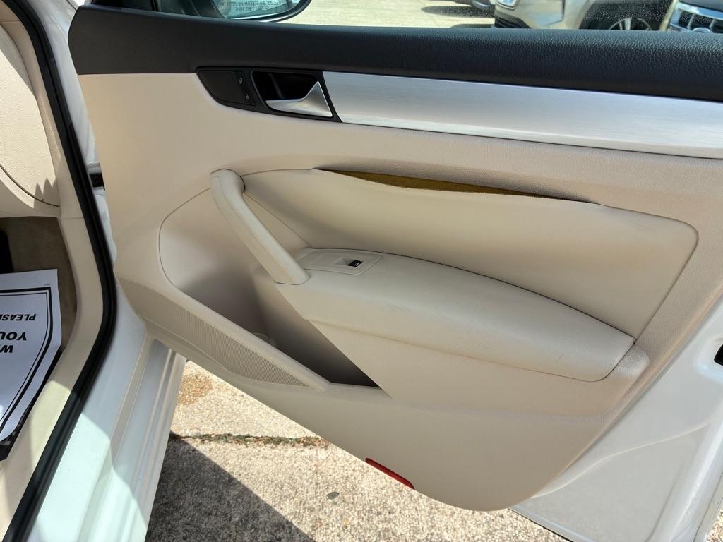 Volkswagen Passat 4dr Sdn 2.5L Auto SE 2012