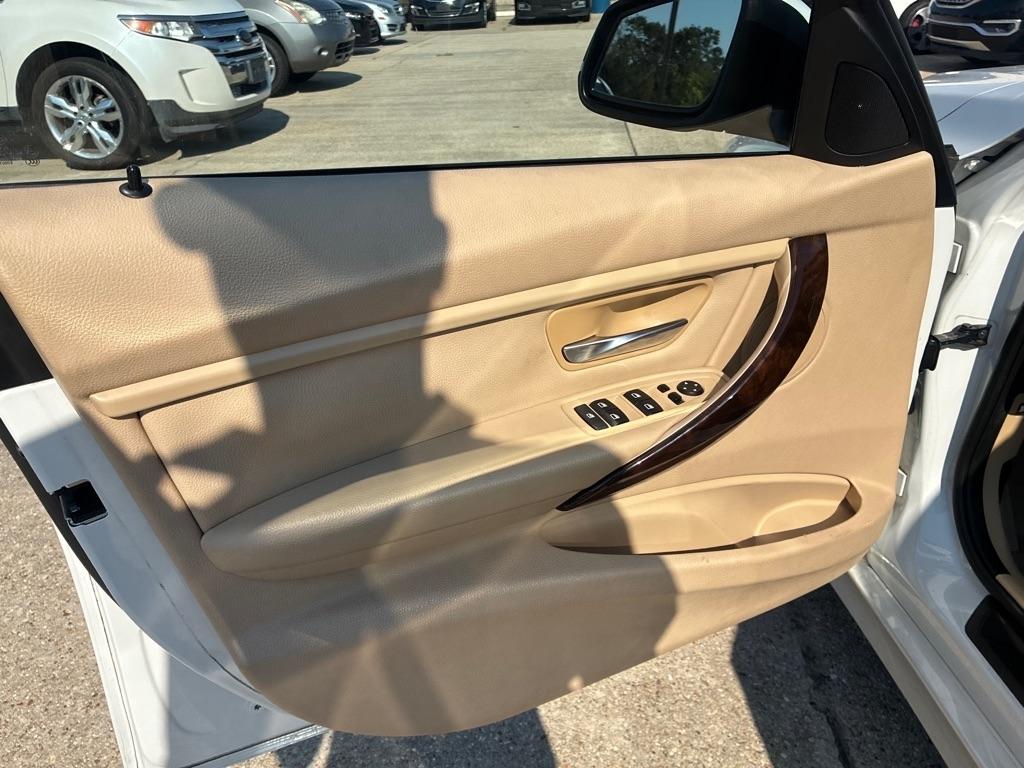 BMW 3 Series 4dr Sdn 320i RWD 2014