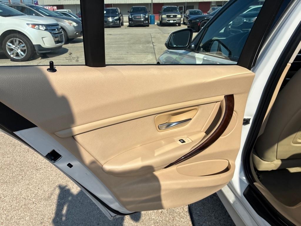 BMW 3 Series 4dr Sdn 320i RWD 2014