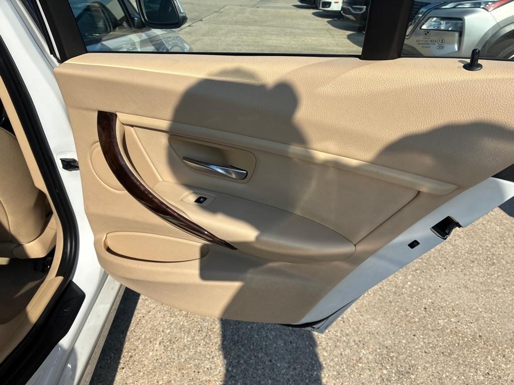 BMW 3 Series 4dr Sdn 320i RWD 2014