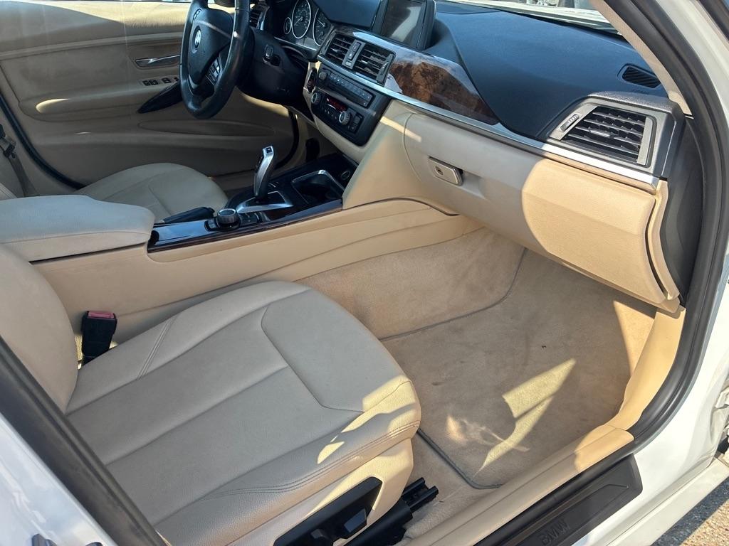 BMW 3 Series 4dr Sdn 320i RWD 2014