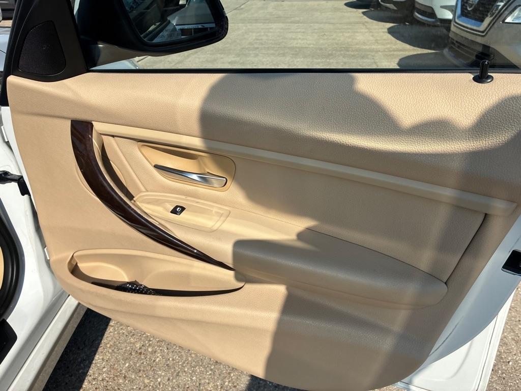 BMW 3 Series 4dr Sdn 320i RWD 2014