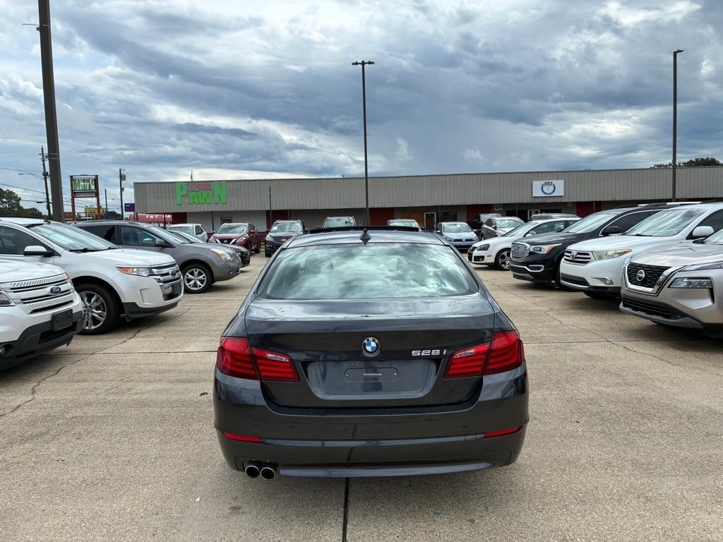 BMW 5 Series 4dr Sdn 528i RWD 2011