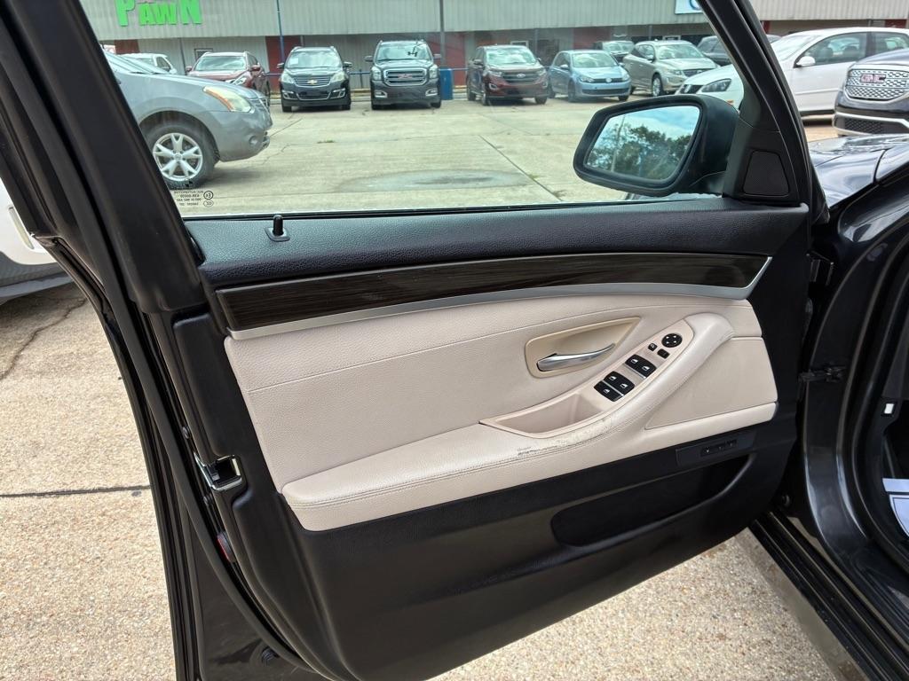 BMW 5 Series 4dr Sdn 528i RWD 2011