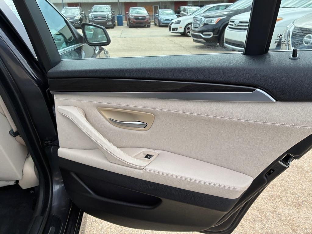 BMW 5 Series 4dr Sdn 528i RWD 2011