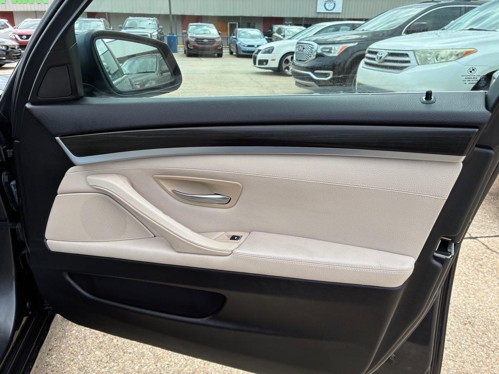 BMW 5 Series 4dr Sdn 528i RWD 2011