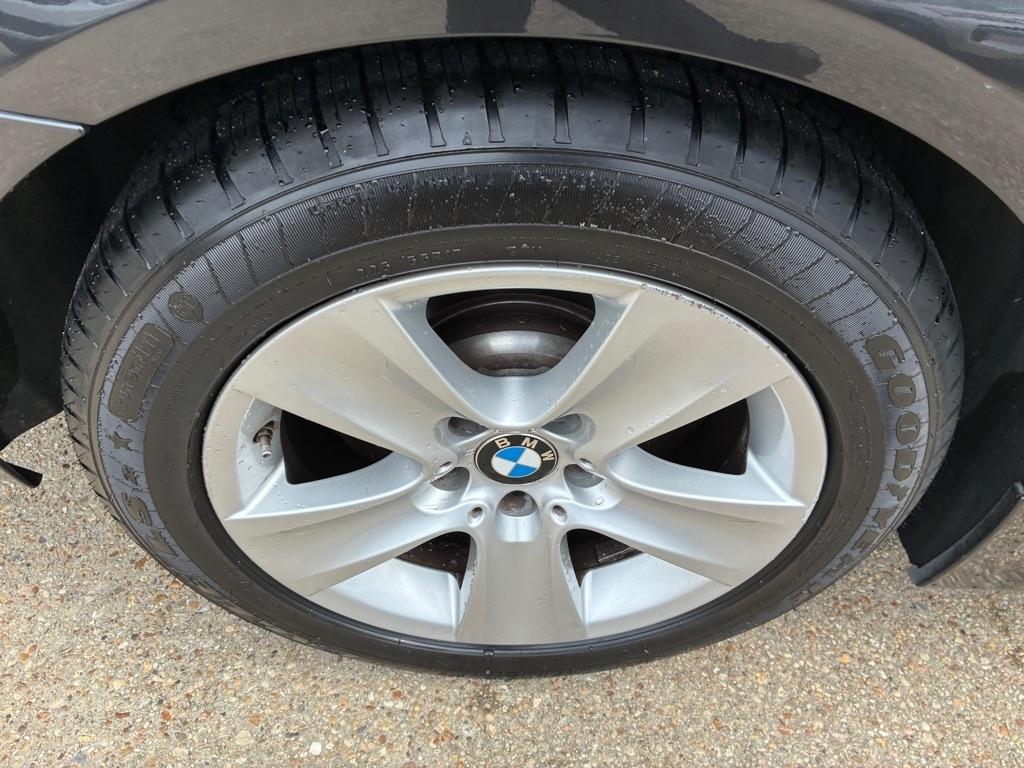 BMW 5 Series 4dr Sdn 528i RWD 2011