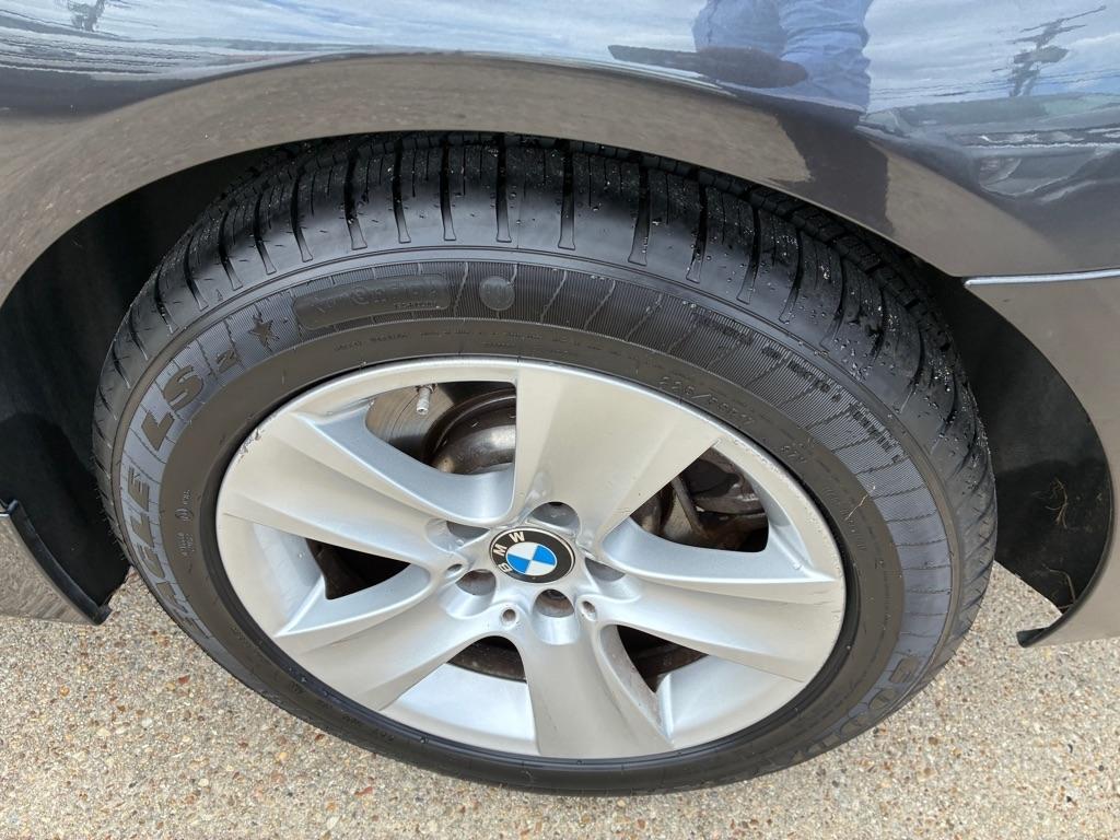 BMW 5 Series 4dr Sdn 528i RWD 2011