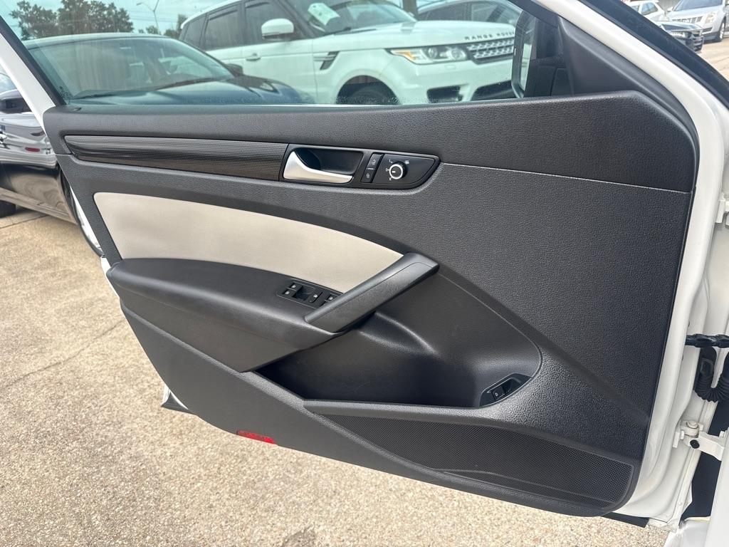 Volkswagen Passat 4dr Sdn 1.8T Auto Sport PZEV 2015