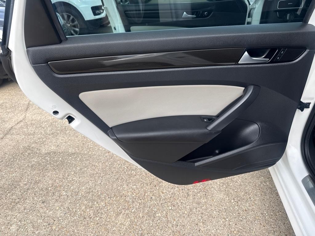 Volkswagen Passat 4dr Sdn 1.8T Auto Sport PZEV 2015