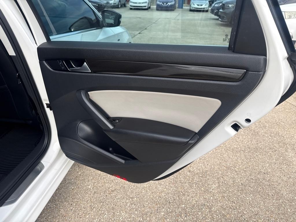 Volkswagen Passat 4dr Sdn 1.8T Auto Sport PZEV 2015