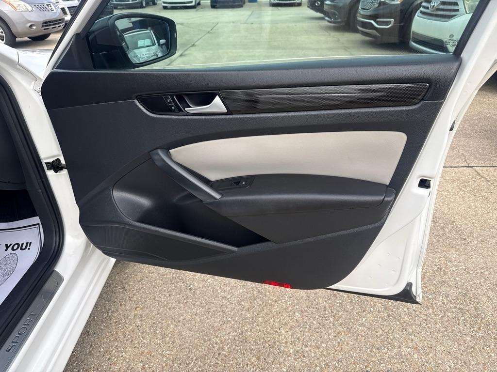 Volkswagen Passat 4dr Sdn 1.8T Auto Sport PZEV 2015