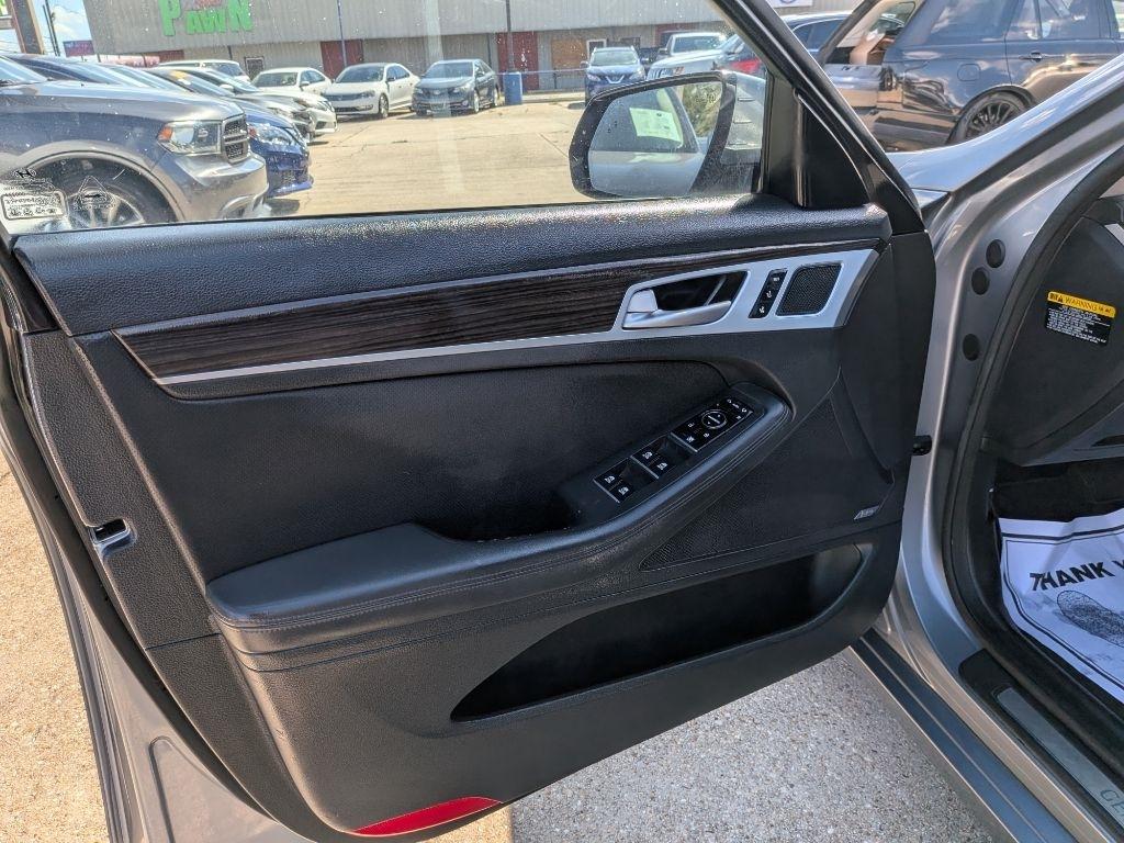 Hyundai Genesis 4dr Sdn V6 3.8L RWD 2015