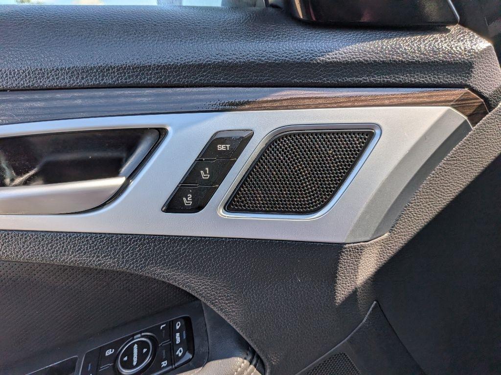 Hyundai Genesis 4dr Sdn V6 3.8L RWD 2015