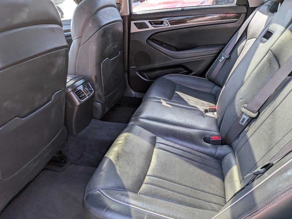 Hyundai Genesis 4dr Sdn V6 3.8L RWD 2015