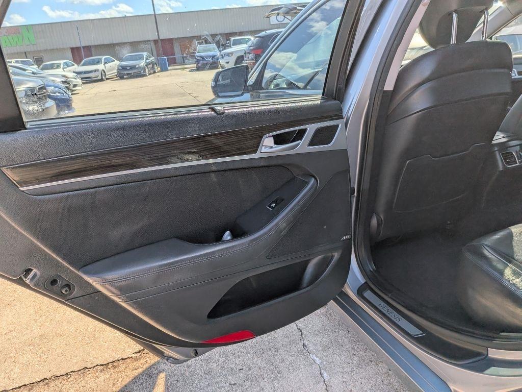 Hyundai Genesis 4dr Sdn V6 3.8L RWD 2015