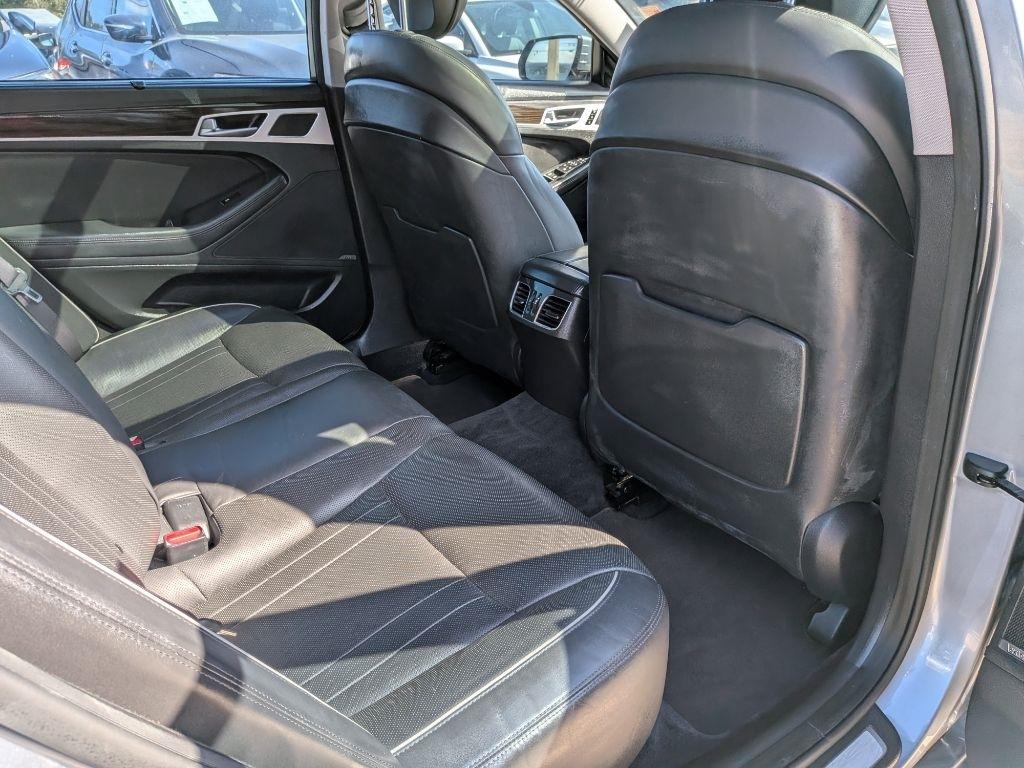 Hyundai Genesis 4dr Sdn V6 3.8L RWD 2015