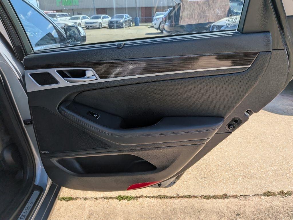 Hyundai Genesis 4dr Sdn V6 3.8L RWD 2015