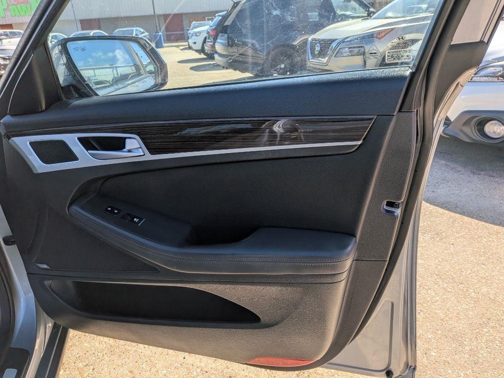 Hyundai Genesis 4dr Sdn V6 3.8L RWD 2015
