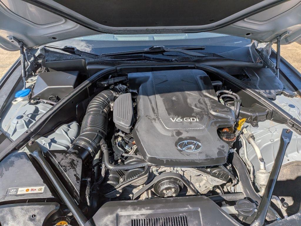 Hyundai Genesis 4dr Sdn V6 3.8L RWD 2015