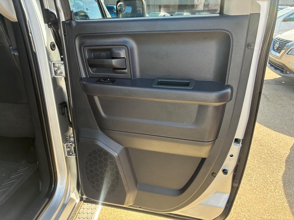 Dodge Ram 1500 2WD Quad Cab 140.5" ST 2009