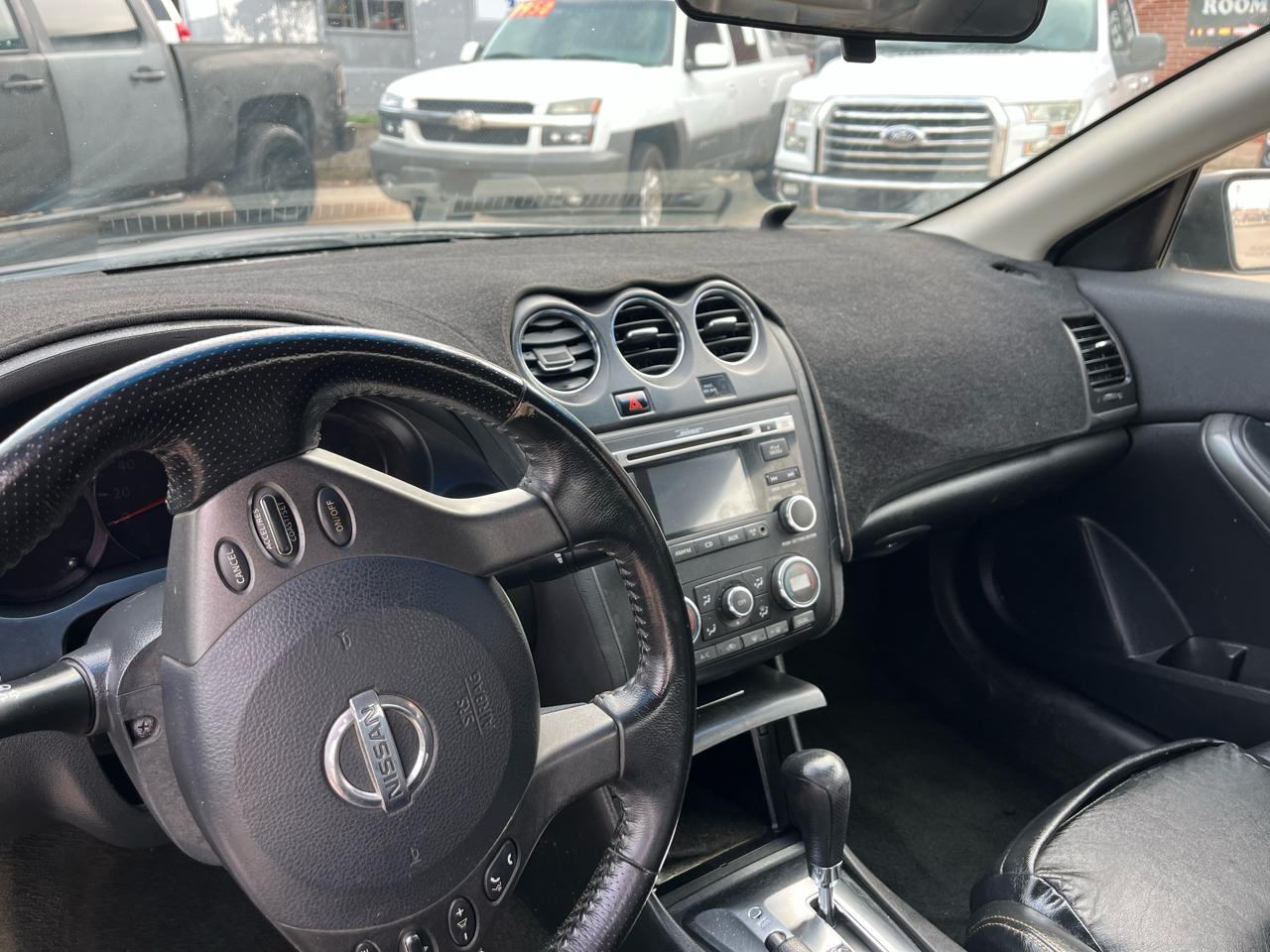 Nissan Altima 2.5 S 6M/T Coupe 2010