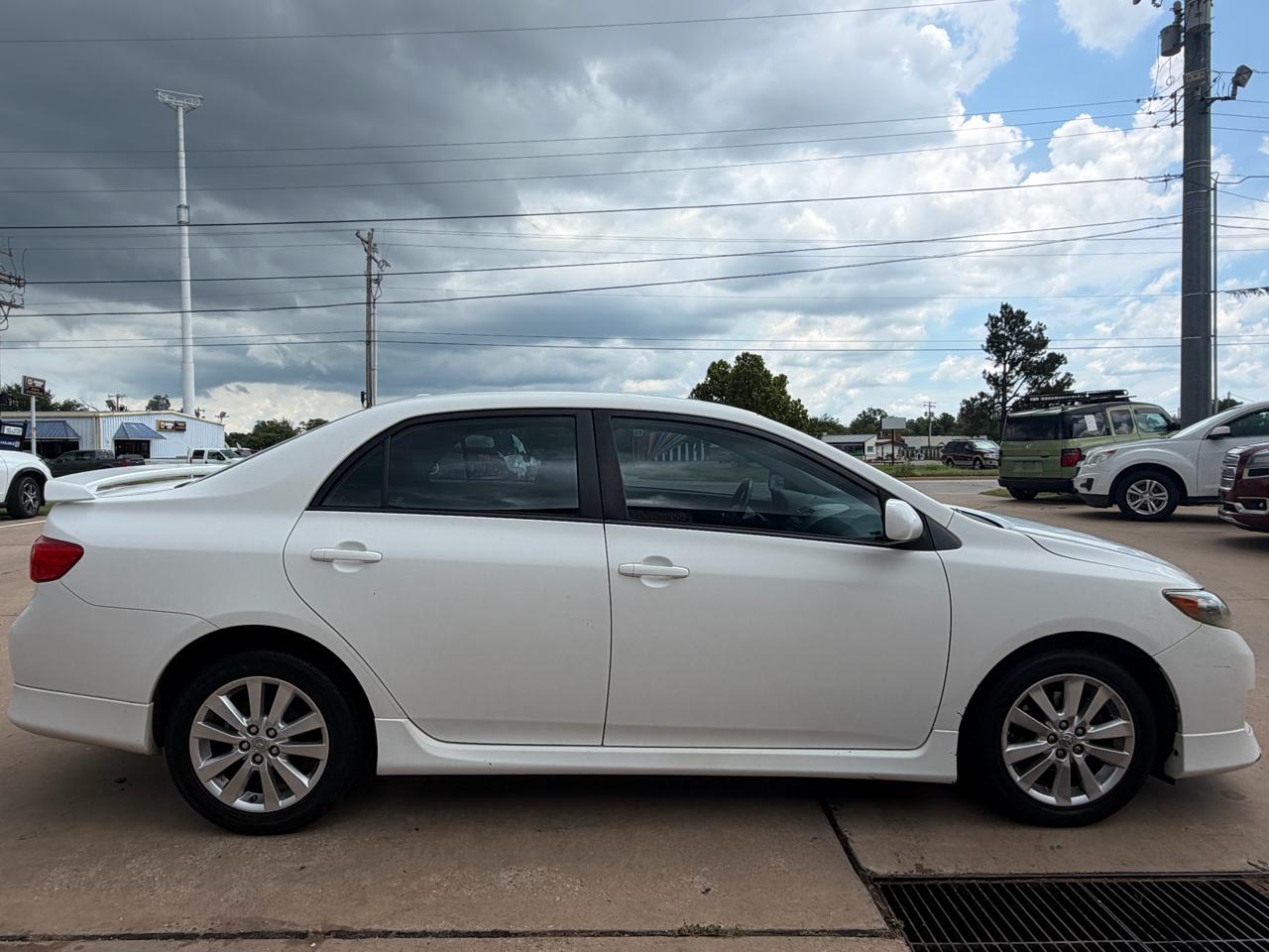 Toyota Corolla Base 5-Speed MT 2010